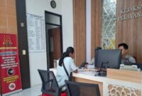 Joko, saat daftarkan surat pengaduan ke PTSP Kejari Lamongan (ist)