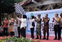 Wakil Bupati Sidoarjo Hj. Mimik Idayana di Alun-alun Sidoarjo saaat  memberangkatkan rombongan mudik gratis (hms)