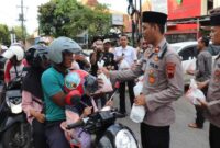 Polres dan Forwaken Bagi -  bagi takjil di jalan raya, kepedulian terhadap Masyarakat. (RadarBangsa.co.id)