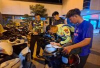 Petugas Patroli Harkamtibmas Polres Lamongan mengamankan 10 remaja yang diduga akan melakukan aksi perang sarung di Alun-Alun (ist)