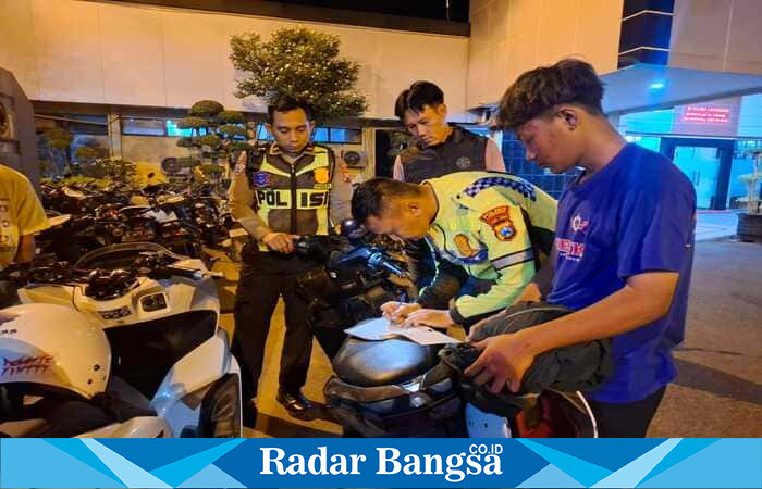 Petugas Patroli Harkamtibmas Polres Lamongan mengamankan 10 remaja yang diduga akan melakukan aksi perang sarung di Alun-Alun (ist)