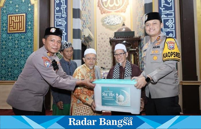 Kapolres Lamongan, AKBP Bobby A. Condroputra, S.H., S.I.K., M.Si.  menyerahkan tali asih kepada pengurus dan takmir Masjid Al Busrah (ist)