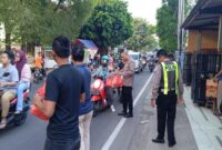 Polsek Krian Polresta Sidoarjo menggelar kegiatan pembagian takjil dan buka bersama bagi tukang becak di sekitar mako polsek (ist)