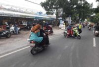 AIPTU SUKARDI  saat menyebrangkan (IST)