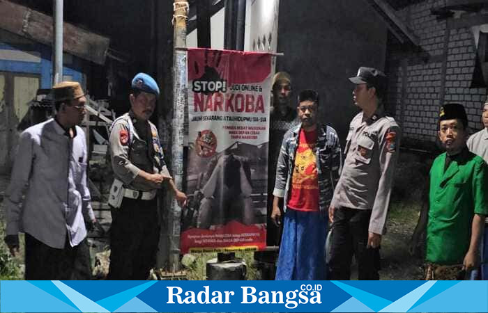 Polsek Tikung menggelar kegiatan pemasangan banner himbauan waspada bahaya narkoba dan judi online (ist)