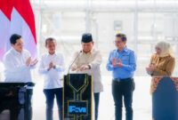 Gubernur Jawa Timur Khofifah Indar Parawansa mendampingi Presiden Republik Indonesia Prabowo Subianto dalam peresmian produksi pabrik pemurnian logam mulia melalui PM) milik PTFI di Java Integrated Industrial and Port Estate (JIIPE), Kabupaten Gresik (hms)
