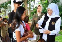 Gubernur Jawa Timur, Khofifah Indar Parawansa,  berbagi kebahagiaan dengan masyarakat kurang mampu di sekitar Kantor Gubernur Jawa Timur, Jalan Pahlawan No. 110, Surabaya (hms)