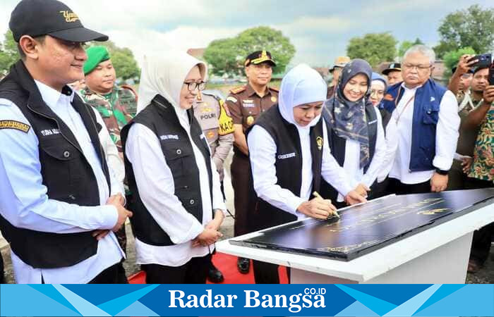 Gubernur Jawa Timur, Khofifah Indar Parawansa, meresmikan DAM Boreng yang terletak di Kelurahan Rogotrunan, Kecamatan Lumajang (hms)