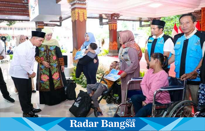 Gubernur Jawa Timur Khofifah Indar Parawansa memberikan santunan dan paket peralatan sekolah kepada 200 anak yatim serta bantuan sosial bagi Asistensi Sosial Penyandang Disabilitas (hms)