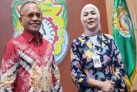 Anggota DPR RI Samuel (kiri) bertemu Bupati Kendal Dyah Kartika Permansari kanan di Paringitan. (RadarBangsa.co.id)