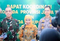 (tengah)  Gubernur Jawa Timur, Khofifah Indar Parawansa, bersama jajaran Forkopimda Jatim, terus memantapkan koordinasi, sinergi, dan kolaborasi guna memastikan persiapan mudik dan libur panjang Hari Raya Idul Fitri 1446 H berjalan aman, lancar (hms)
