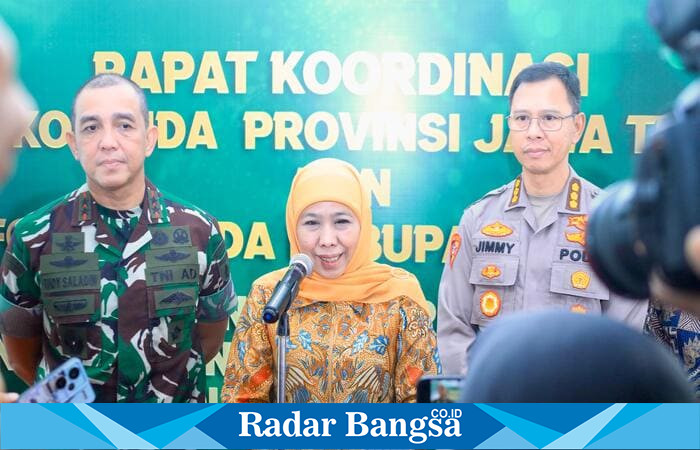 (tengah)  Gubernur Jawa Timur, Khofifah Indar Parawansa, bersama jajaran Forkopimda Jatim, terus memantapkan koordinasi, sinergi, dan kolaborasi guna memastikan persiapan mudik dan libur panjang Hari Raya Idul Fitri 1446 H berjalan aman, lancar (hms)
