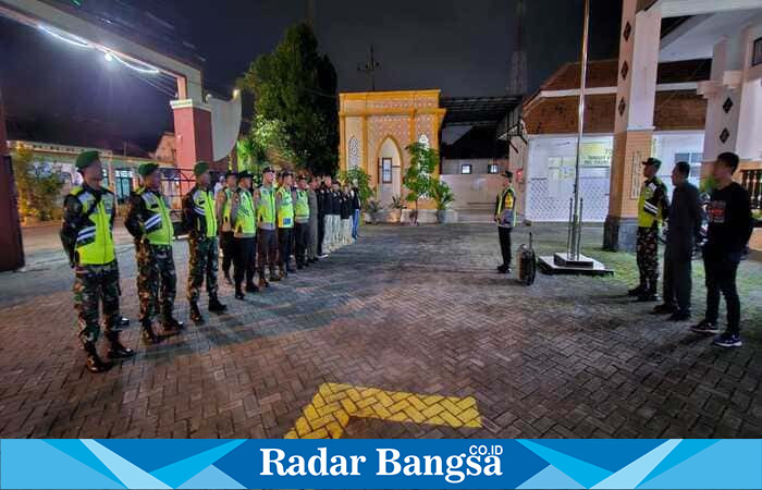 Kapolsek Tikung, AKP Anang Purwo Widodo, S.H., pimpin apel gabungan di Halaman Pendopo Kecamatan Tikung (ist)