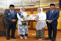 Foto: kiri Walikota Batu Nurochman, Ketua Dekranasda Batu Siti Faujiyah, Kadis Koperindag Batu Aries Setiawan. (ist)