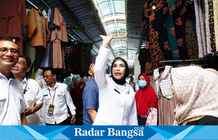 Wakil Bupati Sidoarjo, Hj. Mimik Idayana, melakukan inspeksi mendadak (sidak) di Pasar Porong (hms)
