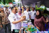 Wali Kota Probolinggo, dr. Aminuddin, secara resmi membuka Bazar Ramadan 1446 H dan Pasar Murah di Jalan Kaca Piring (ist)