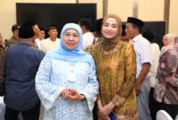 Gubernur Jawa Timur Khofifah Indar Parawansa saat foto bersama warga yang bersilaturahmi langsung dengan Gubernur (hms)
