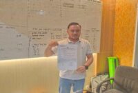 Subandi, pengusaha properti asal Lamongan, menunjukkan bukti laporan terhadap akun media sosial penyebar hoaks dan fitnah terkait proyek perumahan Tikung Kota Baru (DOK istimewa)