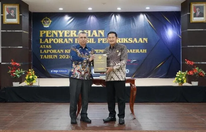 Bupati Lamongan Yuhronur Efendi menerima penghargaan WTP dari BPK RI Jawa Timur di Surabaya, Senin 21 April 2025 (ist)