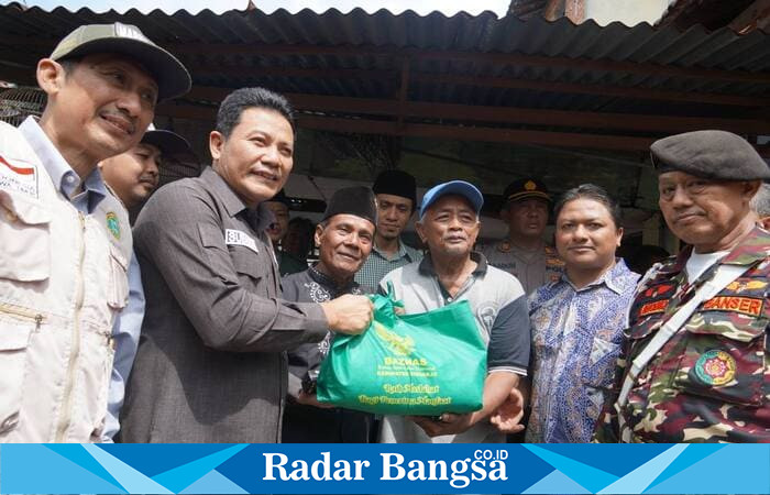 Bupati Sidoarjo, H. Subandi, melakukan inspeksi mendadak ke salah satu rumah warga yang masuk kategori RTLH di Desa Masangan Wetan, Kecamatan Sukodono (ist)