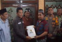 Bupati Sidoarjo H. Subandi bersama jajaran pemerintah daerah mengunjungi rumah duka dan menyerahkan bantuan (ist)