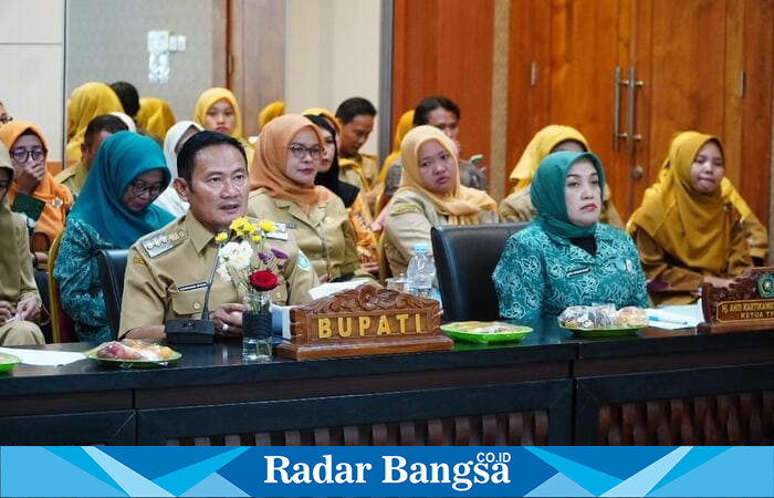 Ketua PKK Lamongan memaparkan program Cegah Perkawinan Anak saat verifikasi KLA secara hybrid di Command Center Lamongan (ist)
