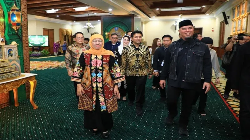 Gubernur Jawa Timur Khofifah Indar Parawansa menggelar halalbihalal bersama para kepala daerah dari seluruh kabupaten dan kota di Jawa Timur turut hadir anggota DPR RI dari Fraksi Partai Gerindra daerah pemilihan Surabaya-Sidoarjo, Ahmad Dhani, bersama sang istri yang juga merupakan anggota DPR RI, Mulan Jameela (hms)