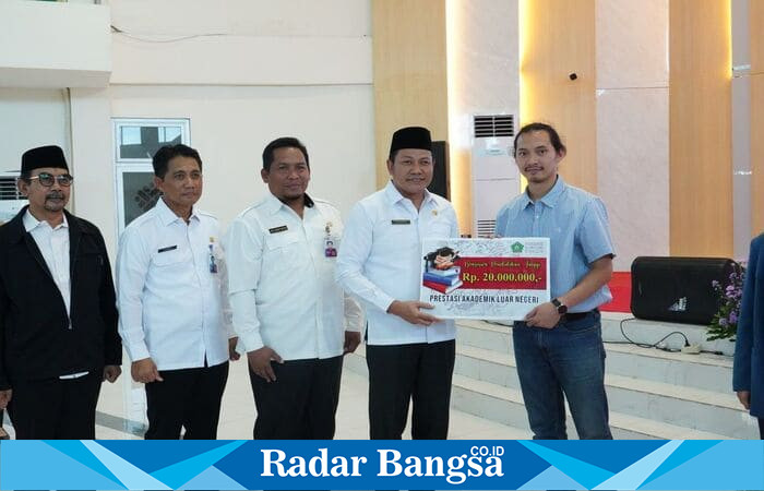 Bupati Sidoarjo Subandi menyerahkan beasiswa kepada mahasiswa penerima di Gedung BPVP Tulangan