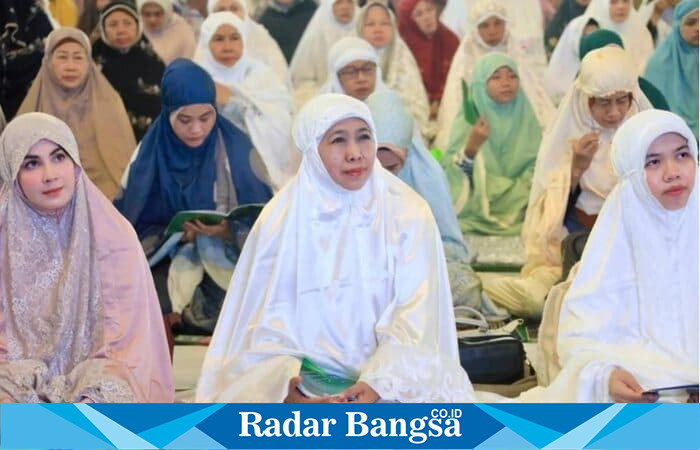 Khofifah Indar Parawansa bersama  Emil Elestianto Dardak serta keluarga melaksanakan Salat Idul Fitri 1446 H di Masjid Nasional Al Akbar Surabaya (hms)