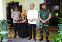 Gubernur Jawa Timur Khofifah Indar Parawansa bersama Pangdam V/Brawijaya Mayjen TNI Rudy Saladin dan Kapolda Jawa Timur Irjen Pol Nanang Avianto bersilaturahmi ke kediaman Joko Widodo (hms)
