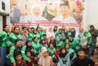 Gubernur Jawa Timur Khofifah Indar Parawansa dalam momen Gelar Griya atau Open House hari kedua Lebaran Idulfitri 1 Syawal 1446 Hijriah sejumlah driver ojek online (ojol) perempuan hadir untuk bersilaturahmi (hms)