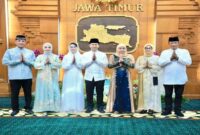Gubernur Jawa Timur, Khofifah Indar Parawansa, menggelar open house dan halalbihalal bersama jajaran Forkopimda Jatim serta seluruh Kepala Perangkat Daerah (OPD) Pemprov Jatim di Gedung Negara Grahadi (hms)
