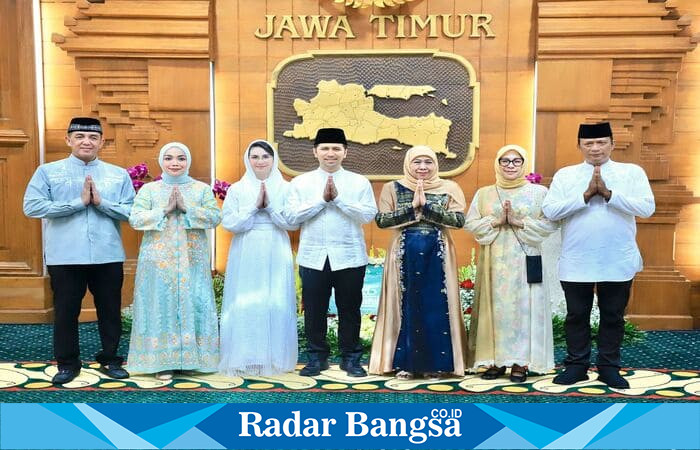 Gubernur Jawa Timur, Khofifah Indar Parawansa, menggelar open house dan halalbihalal bersama jajaran Forkopimda Jatim serta seluruh Kepala Perangkat Daerah (OPD) Pemprov Jatim di Gedung Negara Grahadi (hms)