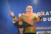 Gubernur Khofifah saat sosialisasi SPMB 2025 di Kota Malang bersama kepala sekolah dan pejabat Dinas Pendidikan Jawa Timur. (hms)