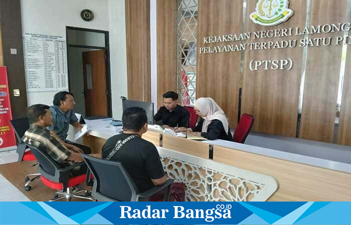 Sejumlah warga Desa Sugihwaras, Kecamatan Deket, Kabupaten Lamongan, Jawa Timur, melaporkan dugaan pungli dalam pengurusan sertifikat tanah melalui program PTSL  ke Kejaksaan Negeri Lamongan (ist)