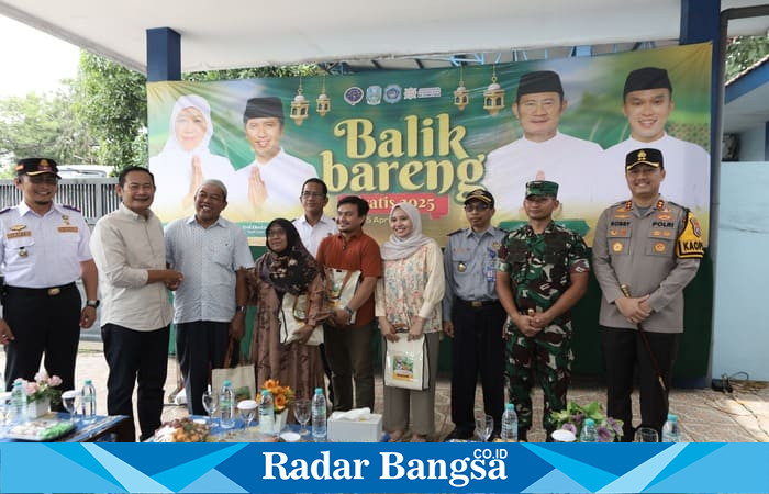 Kapolres Lamongan, AKBP Bobby A. Condroputra, Bupati Lamongan Dr. H. Yuhronur Efendi, M.BA, M.EK., berserta Dandim 0812 Lamongan Letkol Arm Ketut Wira Purbawan, Wakapolres Lamongan, Kepala UPT P3 LLAJ Lamongan Achmad Fadil, serta perwakilan dari Dinas Perhubungan Jawa Timur menghadiri kegiatan Balik Bareng Gratis 2025 (ist)