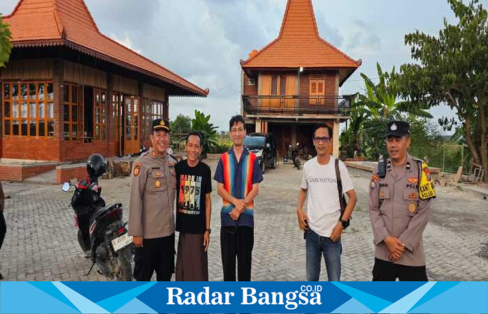 Kapolsek Tikung AKP Anang Purwo Widodo bersama anggota saat melakukan pengamanan acara Halal Bihalal (ist)
