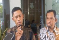 Muhammad Ridlwan, S.H. dan partner Ainur Rofik, S.HI., M.M. Penasehat Hukum (PH) dari Muhammad Wahyudi usai mengajukan surat deteksi kebohongan serta uji forensik ke kantor Kejaksaan Negeri Lamongan (Dok RadarBangsa.co.id)