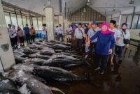 Gubernur Jawa Timur Khofifah Indar Parawansa  saat mengnujungi TPI Banyubiru (hms)