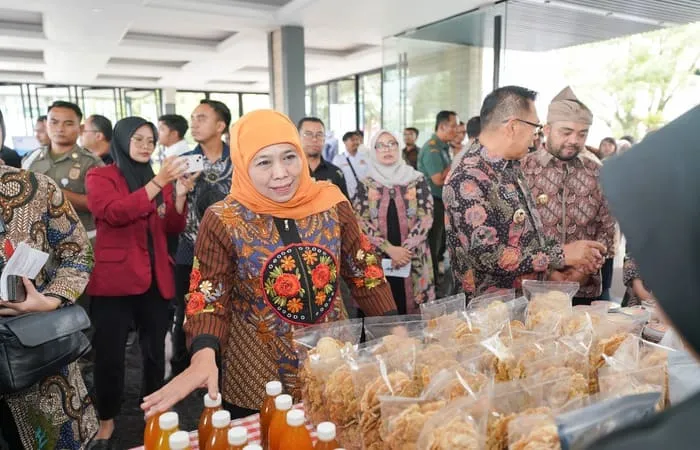 Gubernur Khofifah menyerahkan bantuan KIP Putri Jawara kepada penerima manfaat di Hari Kartini, Kota Batu, Jawa Timur (hms)