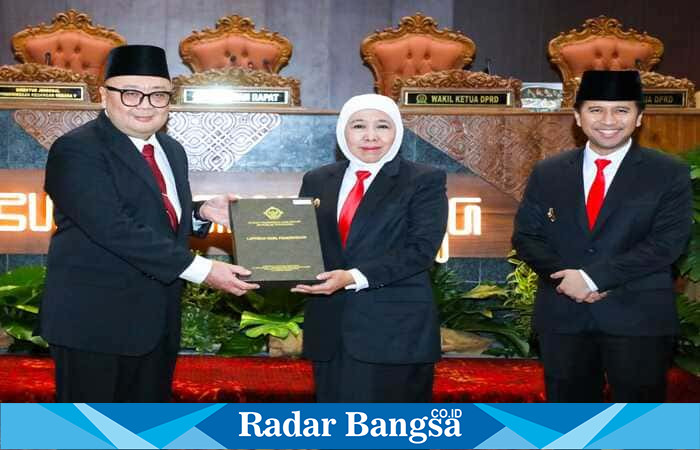 Gubernur Khofifah bersama pejabat BPK RI dan DPRD Jatim saat penyerahan opini WTP di Sidang Paripurna DPRD Jawa Timur (hms)