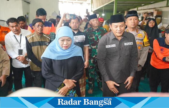 Gubernur Jawa Timur Khofifah Indar Parawansa didampingi Bupati Subandi mengunjungi rumah duka korban longsor  terjadi di Jalur Pacet-Cangar, Mojokerto (hms)