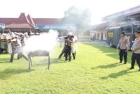 Kapolres Mojokerto Kota AKBP Daniel S. Marunduri memimpin langsung simulasi pengendalian massa di Lapangan Patih Gajah Mada. (ist)