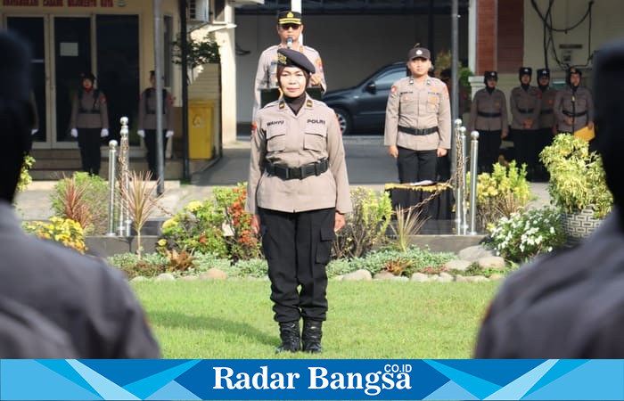 Polwan Polres Mojokerto Kota memimpin upacara Hari Kesadaran Nasional dalam rangka peringatan Hari Kartini 2025 (ist)
