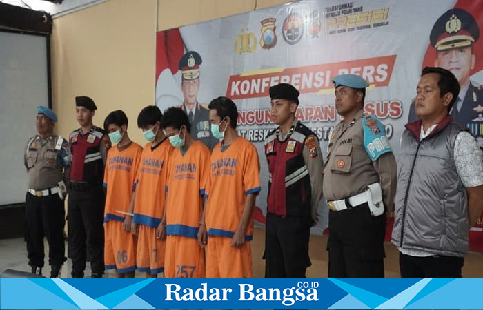 Tersangka pencurian pipa stainless di PT Tjiwi Kimia, Sidoarjo, dihadirkan dalam pers rilis oleh Satreskrim Polresta Sidoarjo (ist)