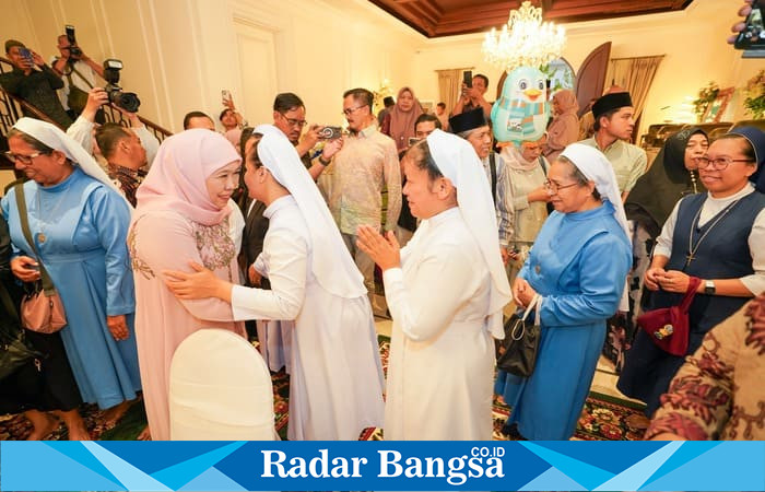 Gubernur Jawa Timur, Khofifah Indar Parawansa, menggelar open house dalam rangka halal bihalal di kediamannya, Jalan Jemursari (hms)