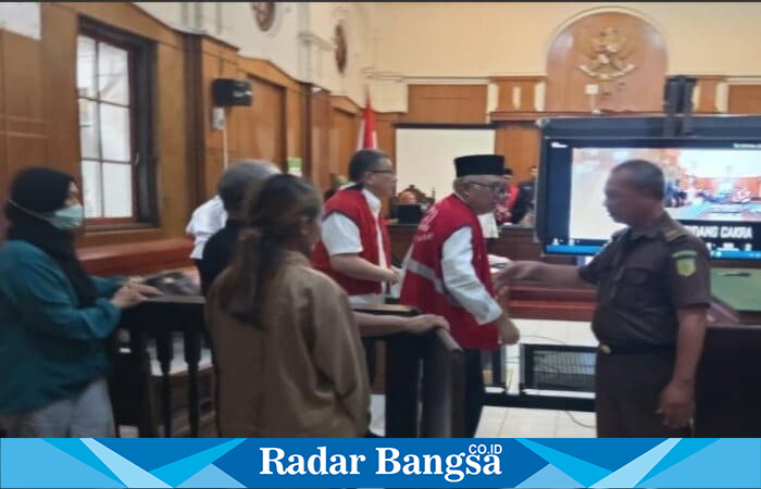 Usai persidangan Terdakwa Ferry (berpeci hitam) dan Terdakwa Edward kembali dijebloskan di Rutan Medaeng (Foto : FYW)