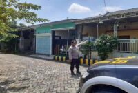 Anggota Polsek Tikung saat patroli di rumah kosong ditinggal mudik penghuninya (ist)