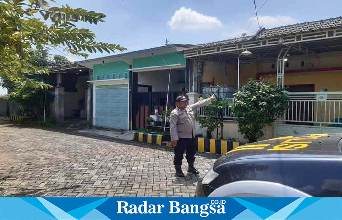 Anggota Polsek Tikung saat patroli di rumah kosong ditinggal mudik penghuninya (ist)