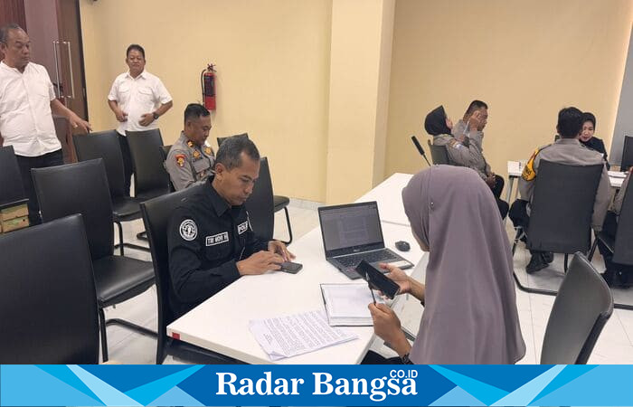 Tim Puslitbang Polri saat melakukan penelitian kejahatan digital di Polresta Sidoarjo